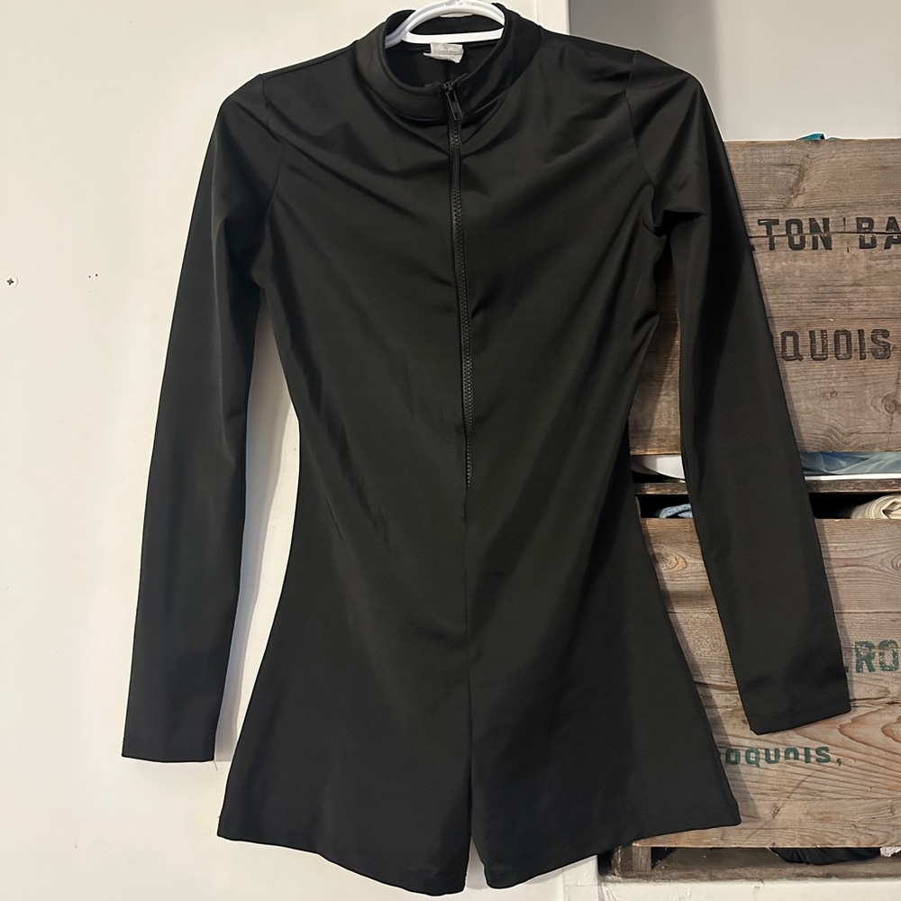 Zip-Up Long Sleeve Shorts Romper Women’s Size Medium